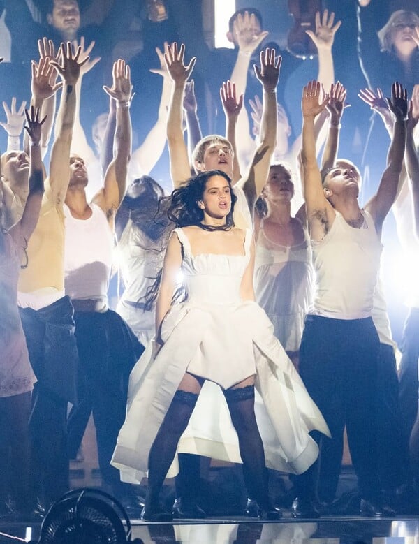 *Σαν φίδι πάνω στο δέρμα/ ένα πολυπόστ του Πάνου Μιχαήλ