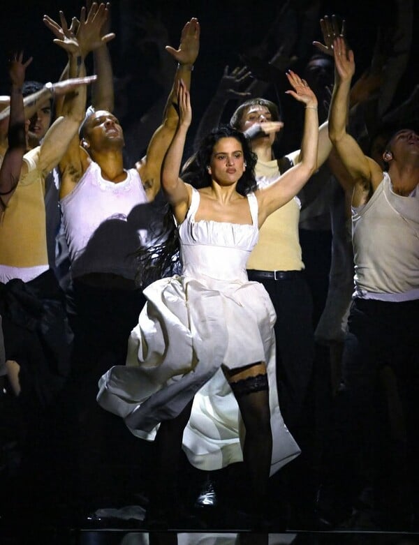 *Σαν φίδι πάνω στο δέρμα/ ένα πολυπόστ του Πάνου Μιχαήλ