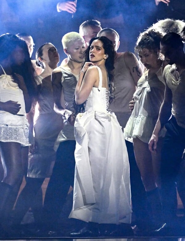 *Σαν φίδι πάνω στο δέρμα/ ένα πολυπόστ του Πάνου Μιχαήλ