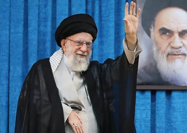 Δορυφορικές εικόνες δείχνουν την κατεστραμμένη κατοικία του Χαμενεΐ στο Ιράν