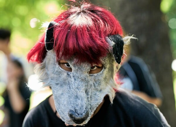 Έφηβοι δηλώνουν ότι “είναι” ζώα — Η viral τάση των «therians» στην Αργεντινή