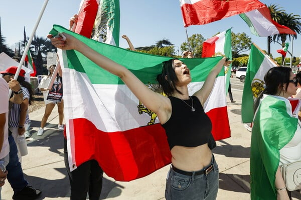 ΧΑΜΕΝΕΙ ΝΕΚΡΟΣ ΑΝΤΙΔΡΑΣΕΙΣ ΠΑΝΗΓΥΡΙΣΜΟΙ ΘΡΗΝΟΣ