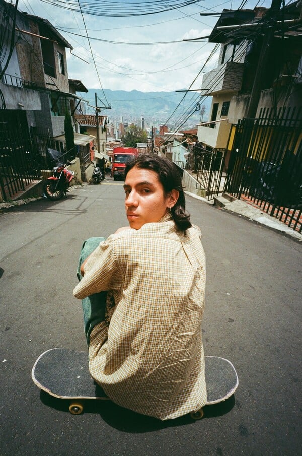 «Touching Ground»: Η ατρόμητη skate κουλτούρα του Μεντεγίν