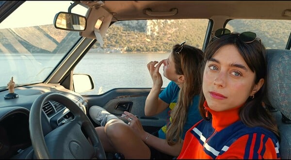 Δυο κορίτσια, ένα αγόρι κι ένα τροχόσπιτο κάτω απ’ τον ήλιο