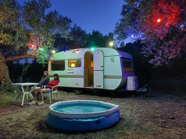 Δυο κορίτσια, ένα αγόρι κι ένα τροχόσπιτο κάτω απ’ τον ήλιο