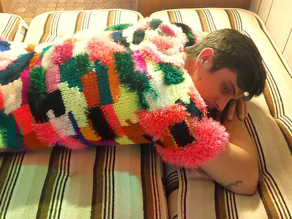 Δυο κορίτσια, ένα αγόρι κι ένα τροχόσπιτο κάτω απ’ τον ήλιο