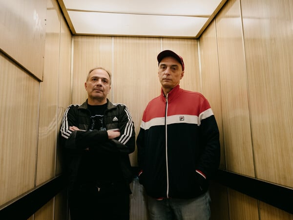 Δυο κορίτσια, ένα αγόρι κι ένα τροχόσπιτο κάτω απ’ τον ήλιο