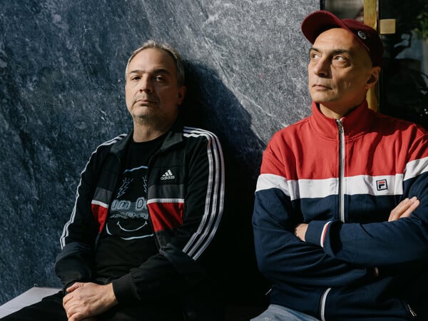 Δυο κορίτσια, ένα αγόρι κι ένα τροχόσπιτο κάτω απ’ τον ήλιο