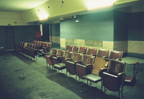 Κώστας Μπακιρτζής: «Στα λερωμένα καθίσματα και στους τοίχους του Βίλμα έχουν αποτυπωθεί ιστορίες έρωτα και πάθους»