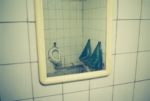 Κώστας Μπακιρτζής: «Στα λερωμένα καθίσματα και στους τοίχους του Βίλμα έχουν αποτυπωθεί ιστορίες έρωτα και πάθους»