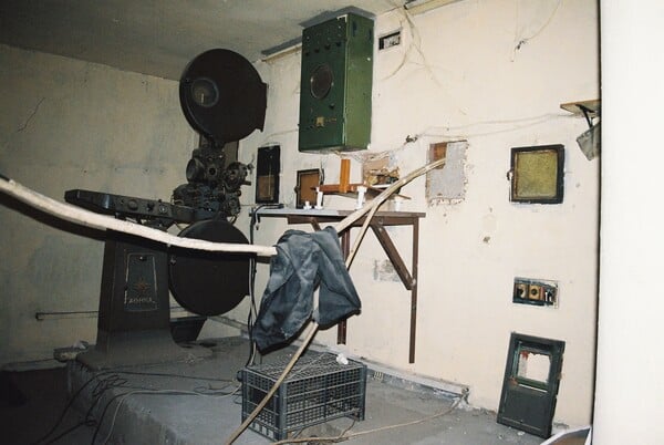 Κώστας Μπακιρτζής: «Στα λερωμένα καθίσματα και στους τοίχους του Βίλμα έχουν αποτυπωθεί ιστορίες έρωτα και πάθους»