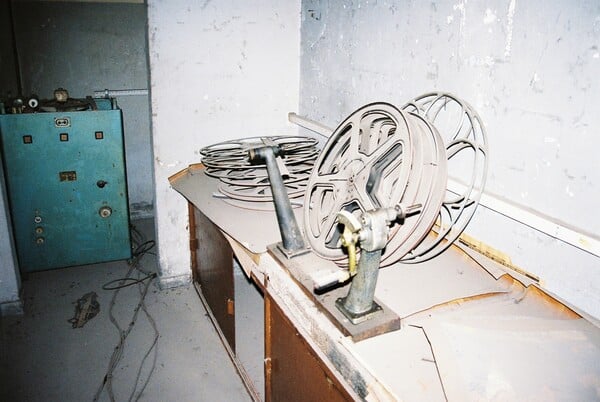 Κώστας Μπακιρτζής: «Στα λερωμένα καθίσματα και στους τοίχους του Βίλμα έχουν αποτυπωθεί ιστορίες έρωτα και πάθους»