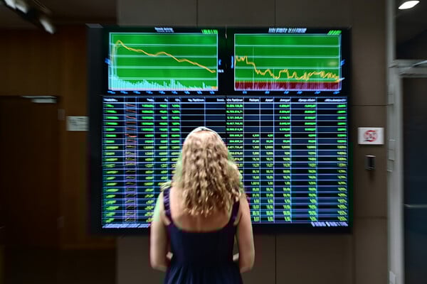 «Μαύρη» συνεδρίαση στο Χρηματιστήριο: Sell-off με φόντο το Ιράν― πτώση κάτω από τις 2.100 μονάδες