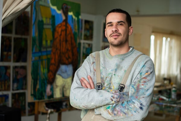 Ο Μιχάλης Κιούσης ζωγραφίζει ανθρώπινες φιγούρες σε αφρικανικά τοπία