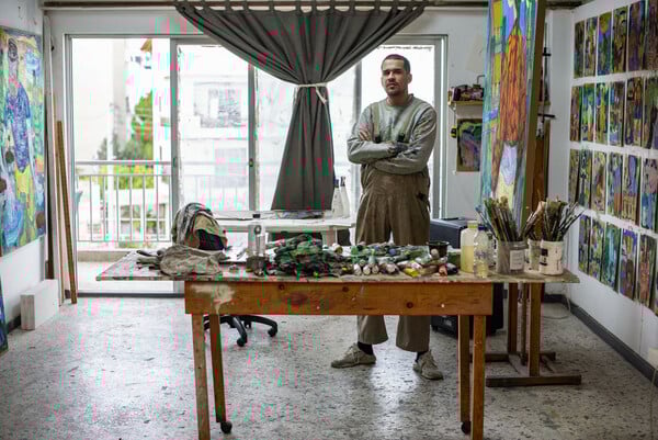 Ο Μιχάλης Κιούσης ζωγραφίζει ανθρώπινες φιγούρες σε αφρικανικά τοπία