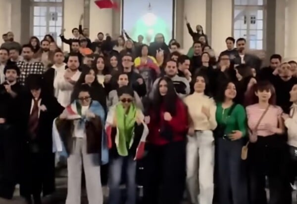 ΙΡΑΝΟΙ ΧΟΡΟΣ ΤΡΑΜΠ ΠΑΝΗΓΥΡΙΣΜΟΙ ΝΕΚΡΟΣ ΧΑΜΕΝΕΙ