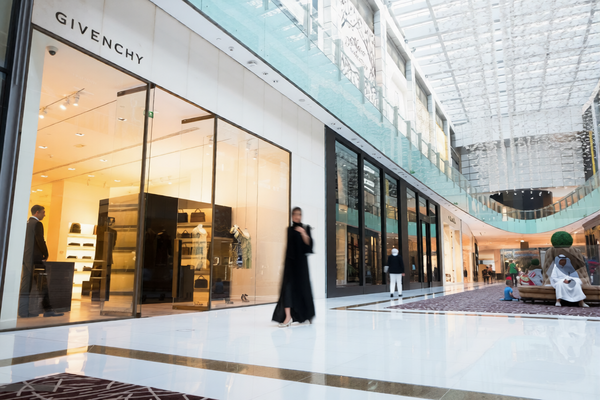 Ο πόλεμος παγώνει τη μόδα: Διεθνή brands κλείνουν καταστήματα στη Μέση Ανατολή