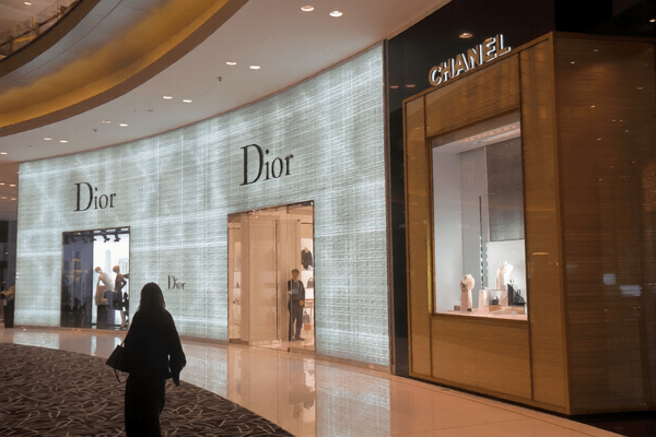 Ο πόλεμος παγώνει τη μόδα: Διεθνή brands κλείνουν καταστήματα στη Μέση Ανατολή