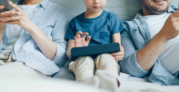 SOCIAL MEDIA ΠΑΙΔΙΑ ΗΝΩΜΕΝΟ ΒΑΣΙΛΕΙΟ