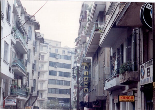 Κώστας Μπακιρτζής: «Στα λερωμένα καθίσματα και στους τοίχους του Βίλμα έχουν αποτυπωθεί ιστορίες έρωτα και πάθους»