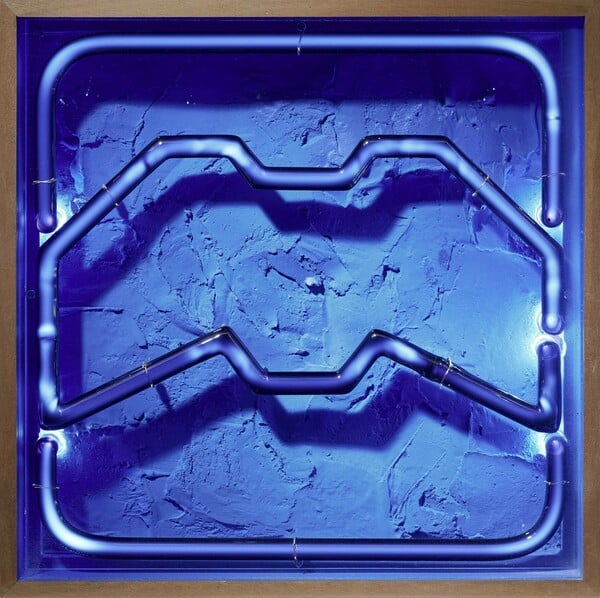 Μια έκθεση που τιμά τον Stephen Antonakos, έναν μεγάλο καλλιτέχνη της διασποράς