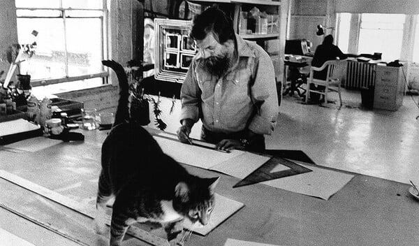 Μια έκθεση που τιμά τον Stephen Antonakos, έναν μεγάλο καλλιτέχνη της διασποράς