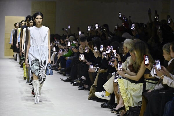 Μιλάνο 2026: Το στριπτίζ της Prada και μινιμαλισμός με ψυχή σε Marni και Jil Sander