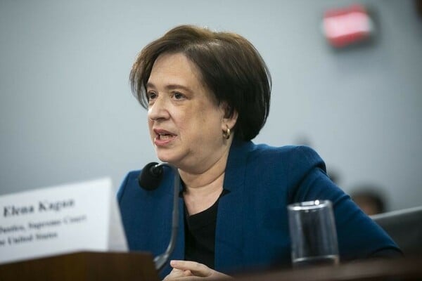 Το Ανώτατο Δικαστήριο των ΗΠΑ μπλοκάρει νόμο της Καλιφόρνιας που προστάτευε τρανς μαθητές από αναγκαστικό outing