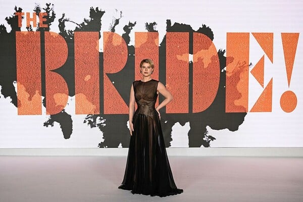 Η Maggie Gyllenhaal αποκαλύπτει: «Η Warner μού είπε ότι δεν μπορώ να βάλω τον Frankenstein να γλείφει μαύρο εμετό από τον λαιμό της Νύφης»