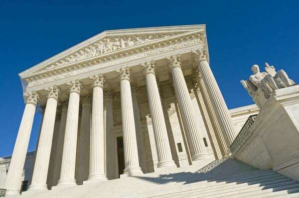 Το Ανώτατο Δικαστήριο των ΗΠΑ μπλοκάρει νόμο της Καλιφόρνιας που προστάτευε τρανς μαθητές από αναγκαστικό outing