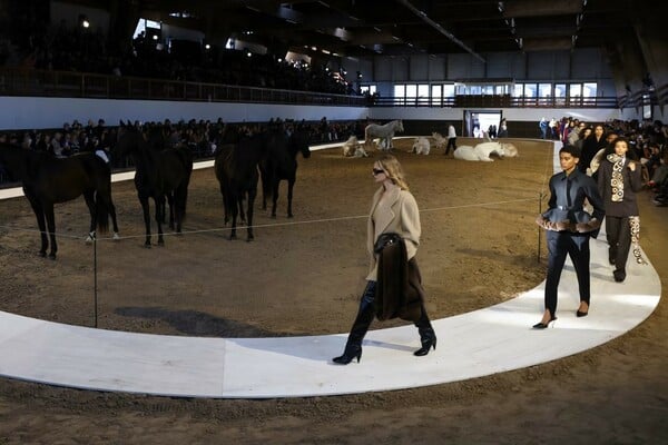 Η Stella McCartney έβαλε τα άλογα στην πασαρέλα του Παρισιού — και το μήνυμα ήταν σαφές