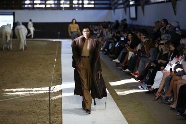 Η Stella McCartney έβαλε τα άλογα στην πασαρέλα του Παρισιού — και το μήνυμα ήταν σαφές
