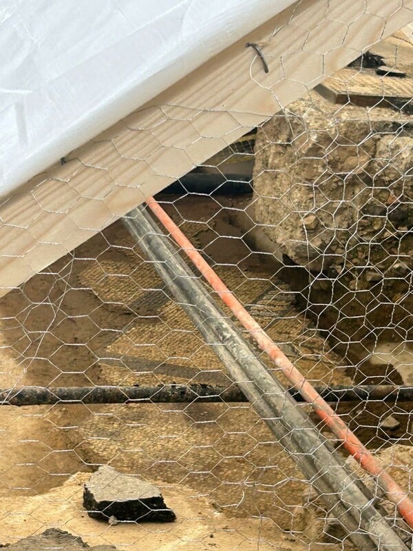 Εικόνες από το αρχαίο ψηφιδωτό που ανακαλύφθηκε στην Ευριπίδου