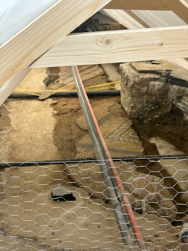 Εικόνες από το αρχαίο ψηφιδωτό που ανακαλύφθηκε στην Ευριπίδου