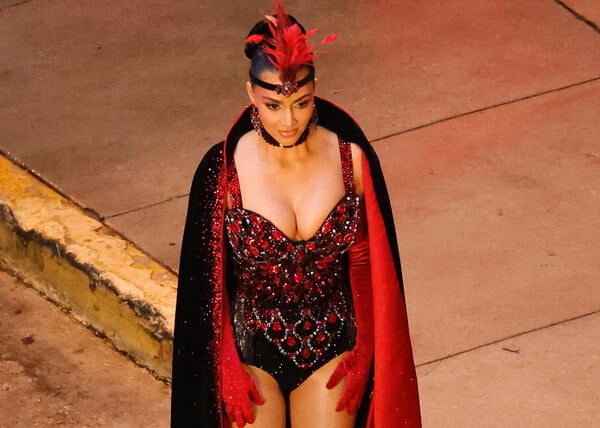 Κιμ Καρντάσιαν: Μεταμορφώθηκε σε showgirl του Λας Βέγκας στο σετ της νέας ταινίας όπου πρωταγωνιστεί