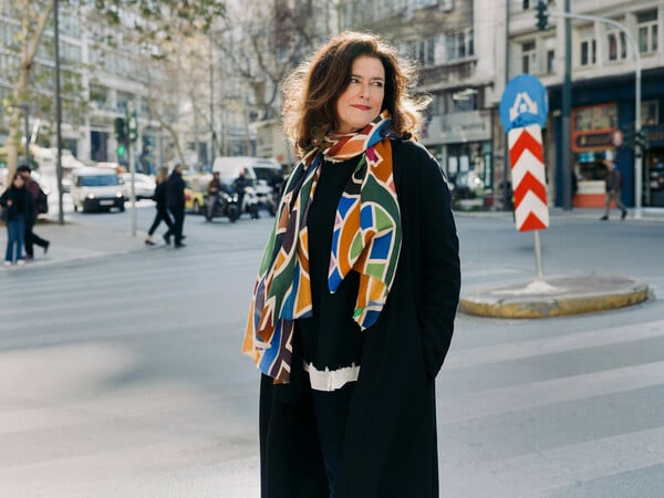 Χλόη Ακριθάκη: Φωτογράφος. Γεννήθηκε στο Βερολίνο, ζει στα Εξάρχεια.