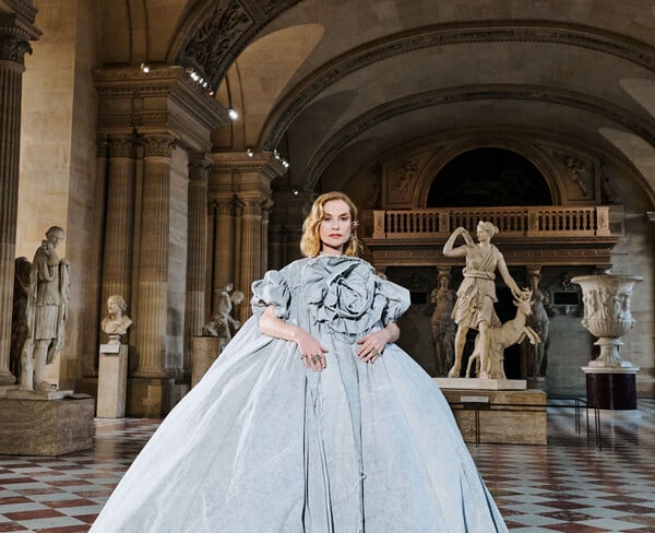 Η Ιζαμπέλ Ιπέρ μπαίνει στο Λούβρο σαν να ανήκε πάντα εκεί