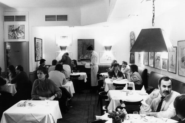 Χλόη Ακριθάκη: Φωτογράφος. Γεννήθηκε στο Βερολίνο, ζει στα Εξάρχεια.