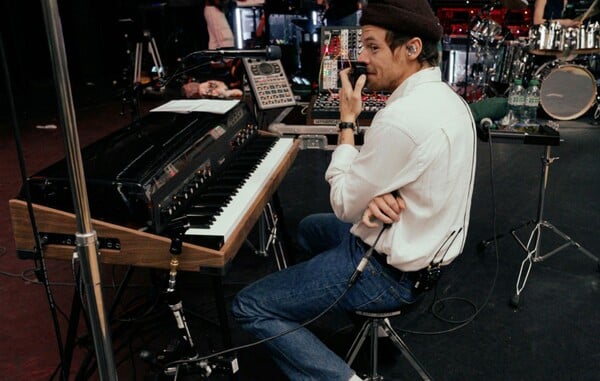 Ο Harry Styles ανοίγει τη νέα του εποχή με ένα άλμπουμ και ένα Netflix special