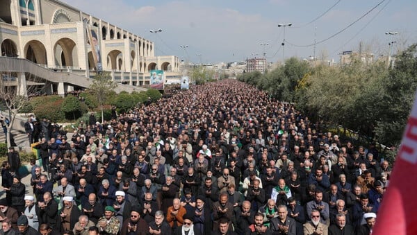 Ιράν: Εκατοντάδες πολίτες θρηνούν τον Χαμενεΐ - Συγκεντρώθηκαν για προσευχή αψηφώντας τον πόλεμο