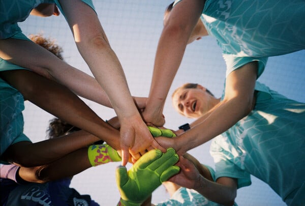 Ο τρυφερός, αναλογικός κόσμος της Ληλένας Μαρίνου