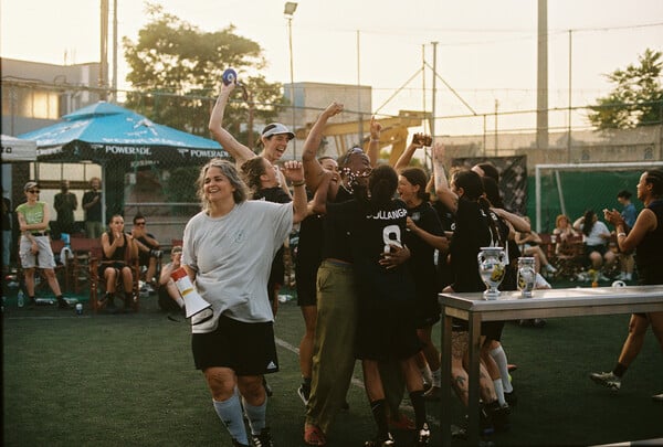 Ο τρυφερός, αναλογικός κόσμος της Ληλένας Μαρίνου