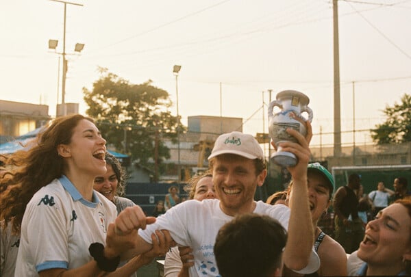 Ο τρυφερός, αναλογικός κόσμος της Ληλένας Μαρίνου