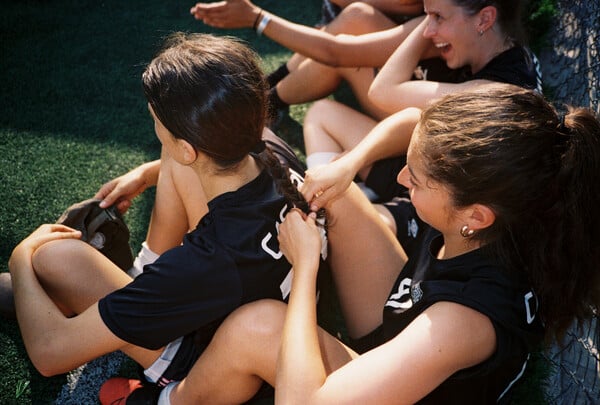 Ο τρυφερός, αναλογικός κόσμος της Ληλένας Μαρίνου