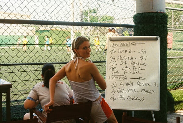 Ο τρυφερός, αναλογικός κόσμος της Ληλένας Μαρίνου