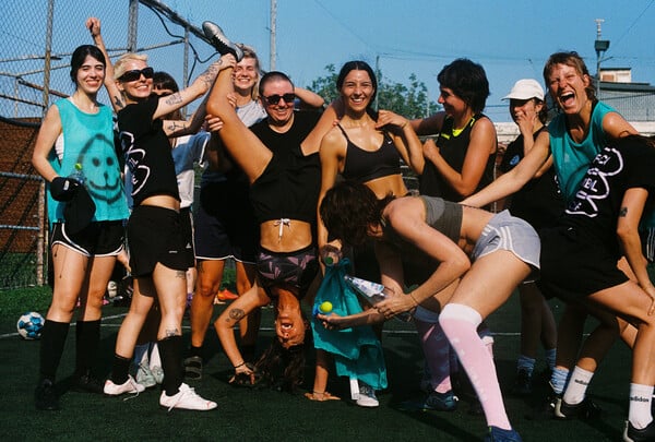 Ο τρυφερός, αναλογικός κόσμος της Ληλένας Μαρίνου