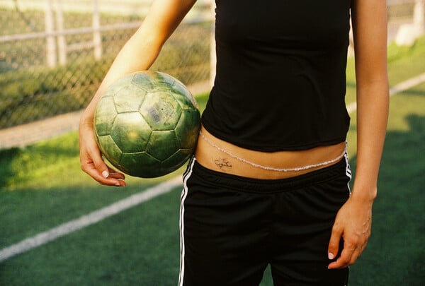 Ο τρυφερός, αναλογικός κόσμος της Ληλένας Μαρίνου