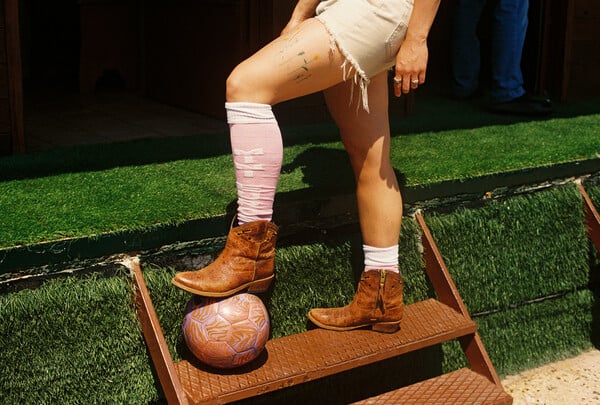 Ο τρυφερός, αναλογικός κόσμος της Ληλένας Μαρίνου