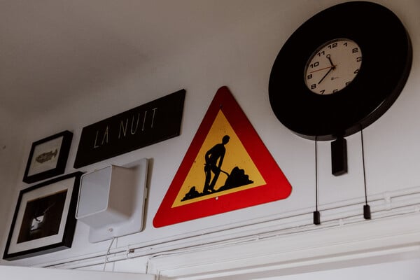 Ένα σπίτι που δεν κρύβεται/Ένα ηλιόλουστο ρετιρέ με vintage ψυχή