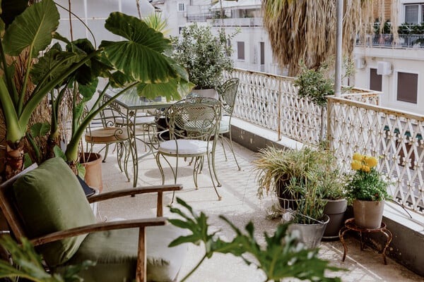 Ένα σπίτι που δεν κρύβεται/Ένα ηλιόλουστο ρετιρέ με vintage ψυχή